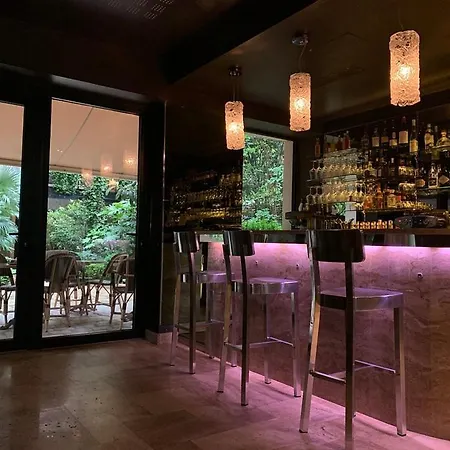 Louix Champs Elysees * Paris