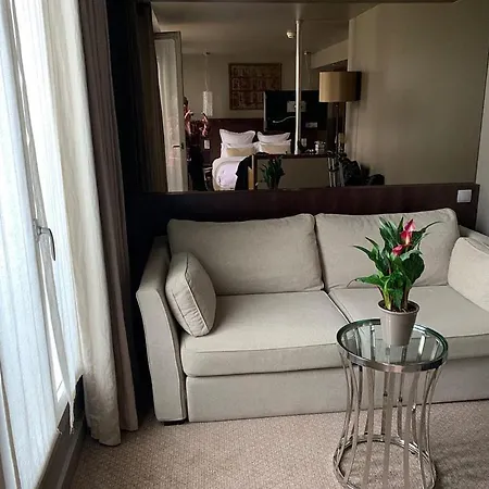 Apart-hotel Louix Champs Elysees Paris