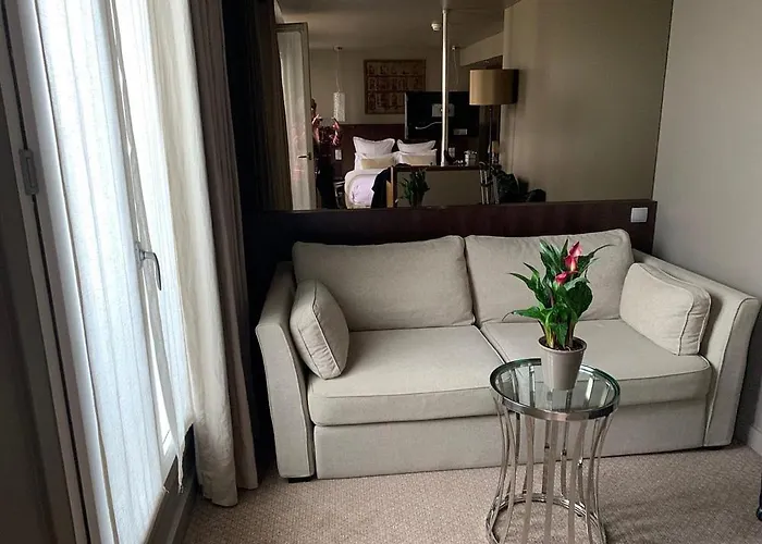 Apart-hotel Louix Champs Elysees Paris