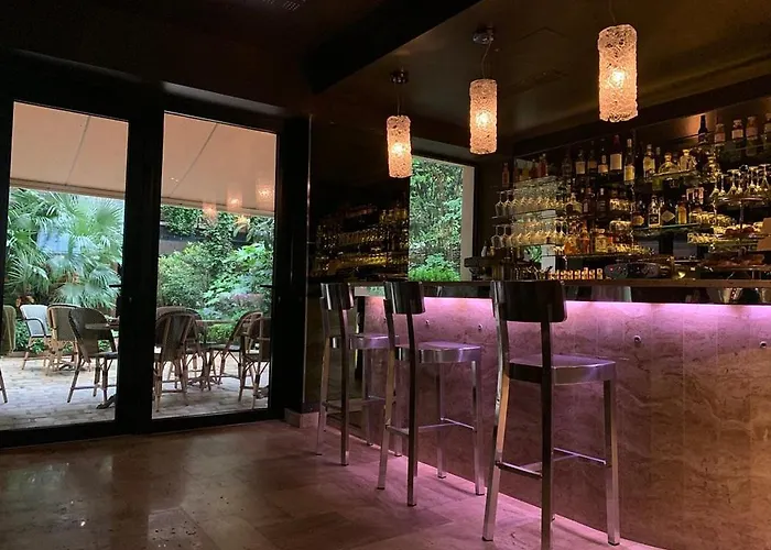 Louix Champs Elysees * Paris